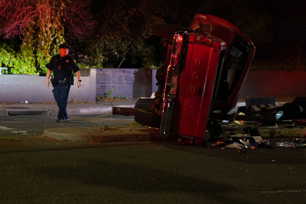 Driver takes out traffic signal in North Berkeley crash