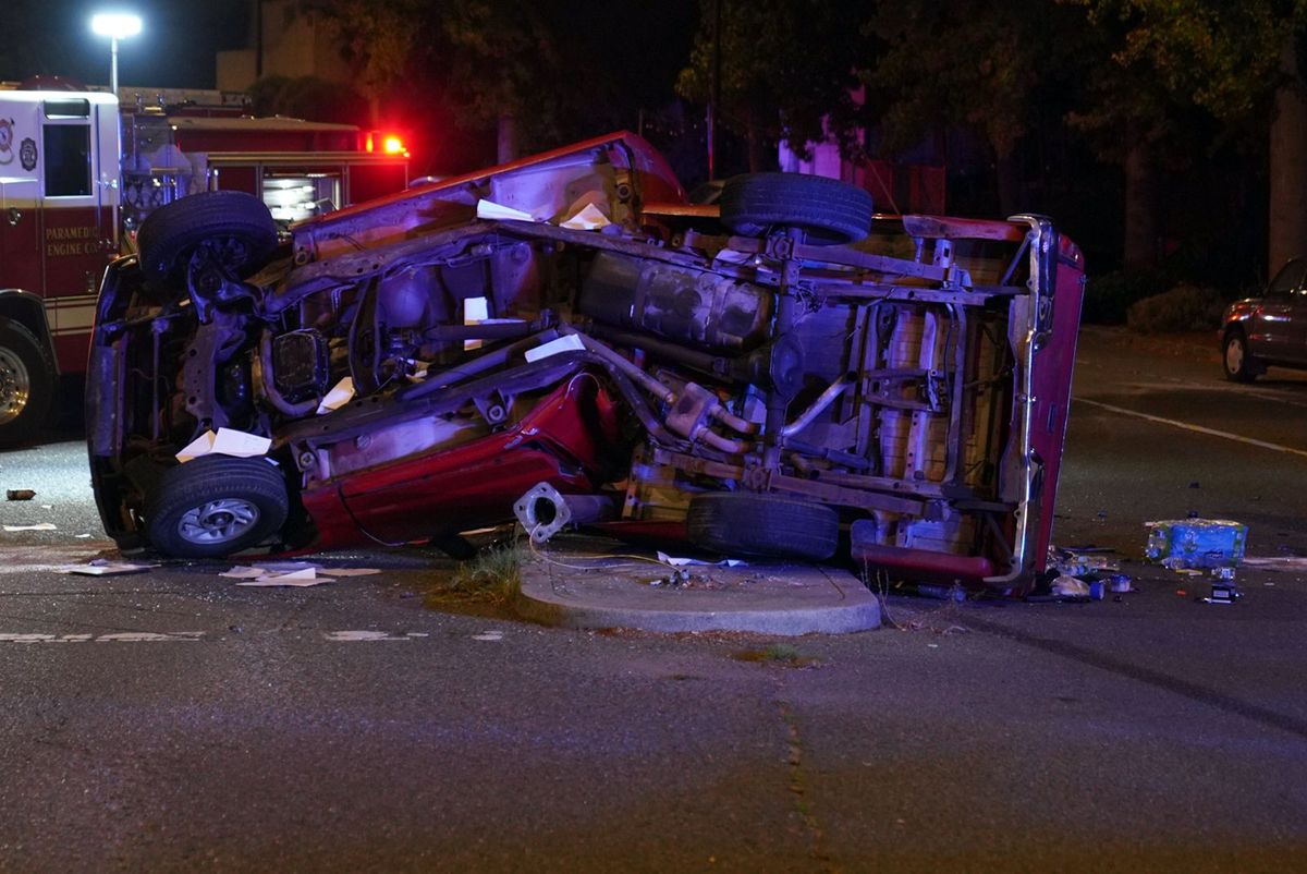 Driver takes out traffic signal in North Berkeley solo crash