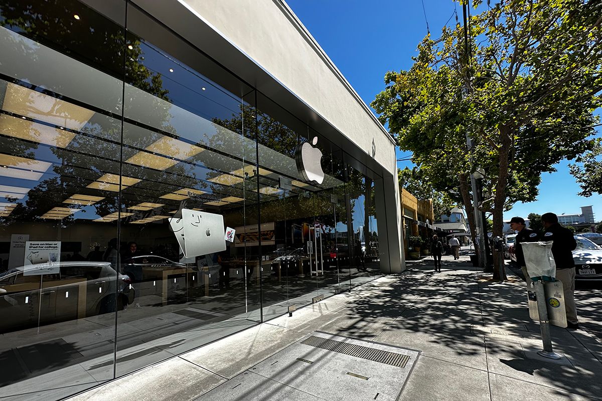 Pair steals computers from Berkeley Apple store