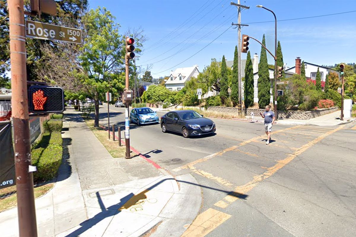 Man breaks car window to rob woman at Berkeley red light