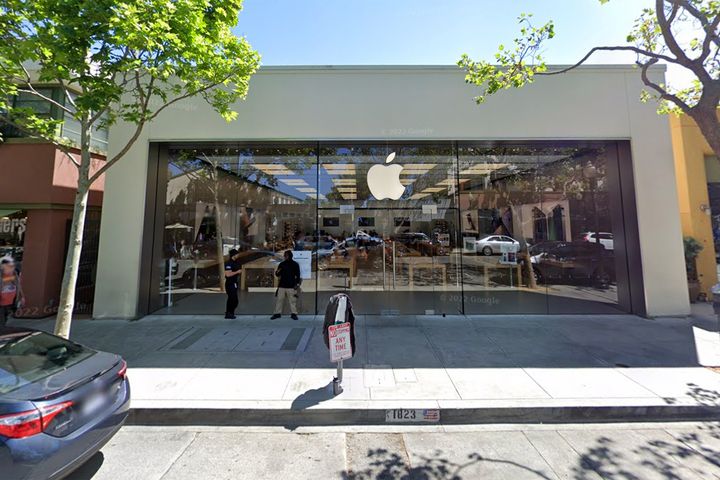 Masked men steal 40+ iPhones from Berkeley Apple store