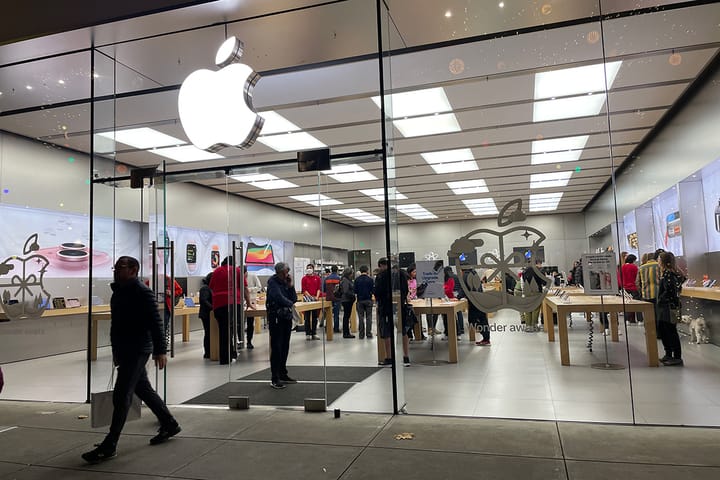 Berkeley Apple Store hit, report of 40 iPhones taken