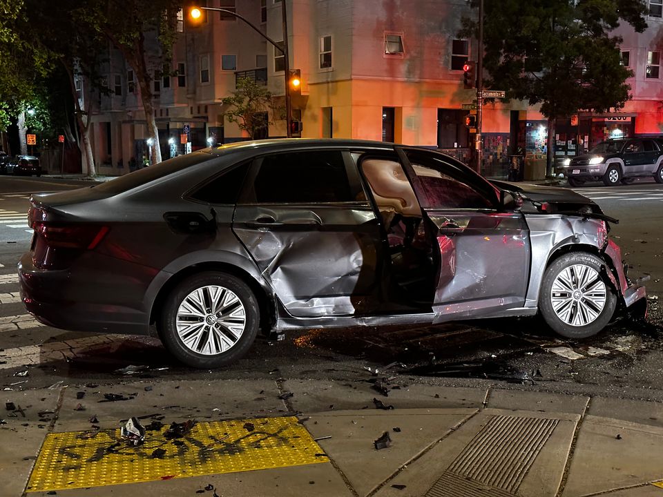Driver causes 3car crash in Berkeley, flees on foot